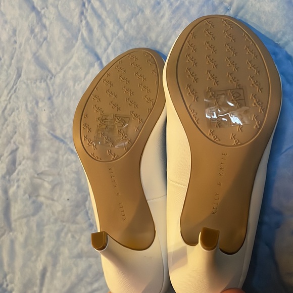 Kelly & Katie Corderno white heels size 9 - NWOT - Picture 4 of 5